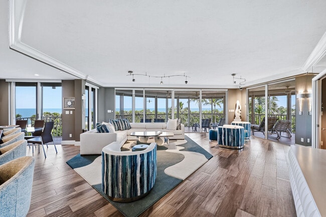 Building Photo - 8111 Bay Colony Dr