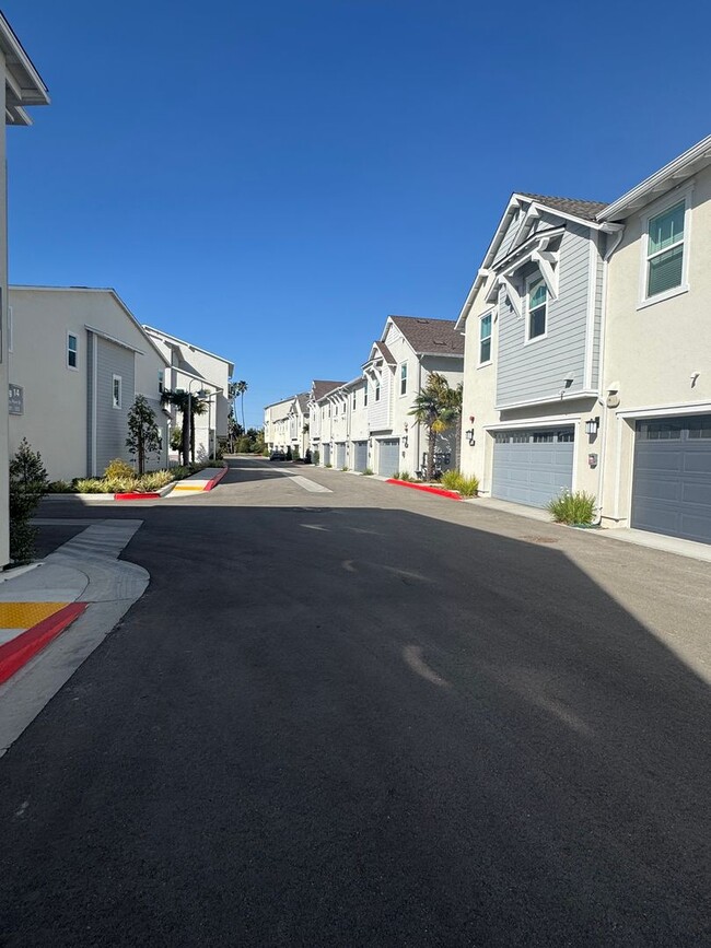 Building Photo - Gorgeous Newly Constructed Townhome