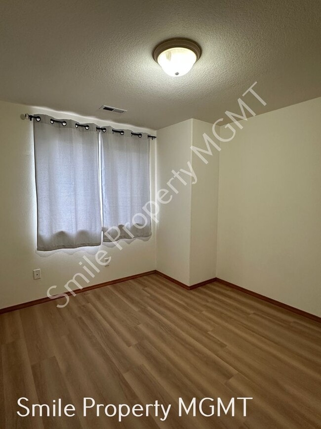 Building Photo - Lovely house with 3 bedrooms and 2.5 bathroom.