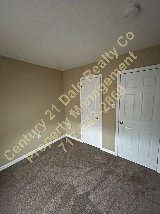 Building Photo - 3 BR 1.5 Bath Townhome in Eastern School D...