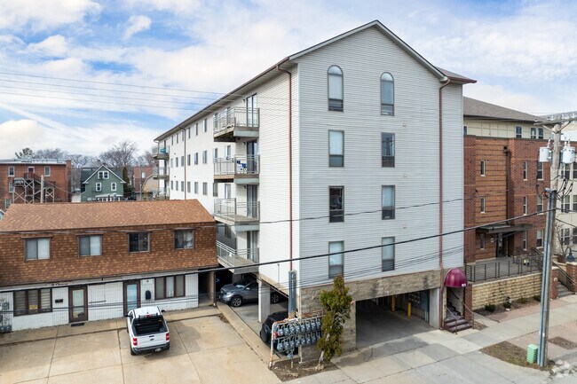 Building Photo - 613 S Dubuque St