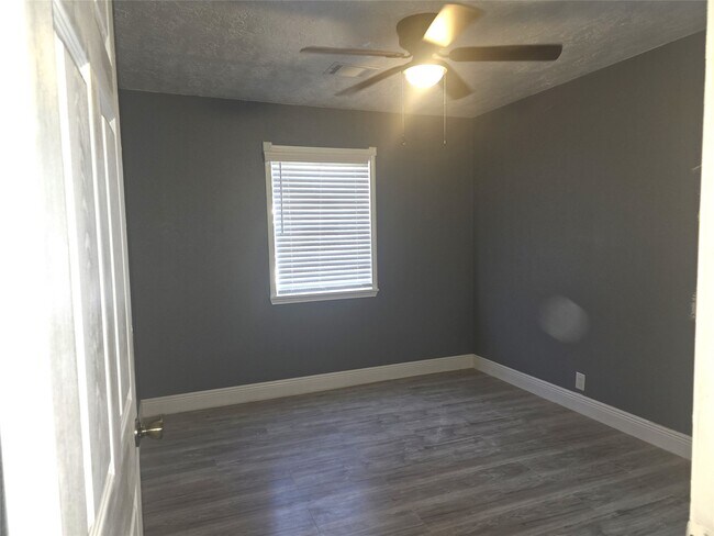 Building Photo - 9330 Chesterfield Dr