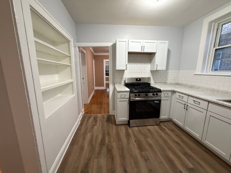 Building Photo - 2843 W Berteau Ave