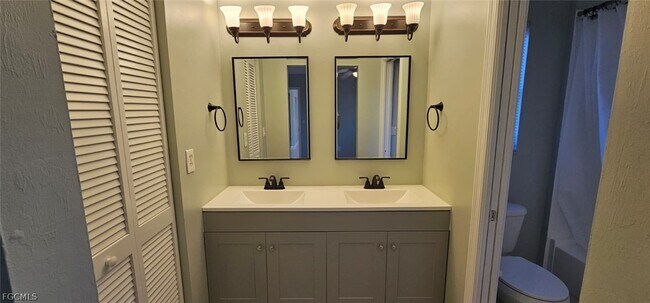 Building Photo - 510 SE 27th Terrace