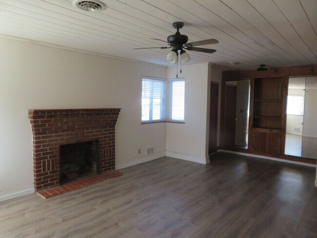 Building Photo - Colonial Heights Virginia