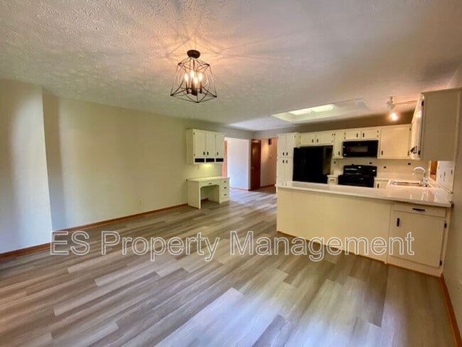 Building Photo - 6110 Munsee Ln