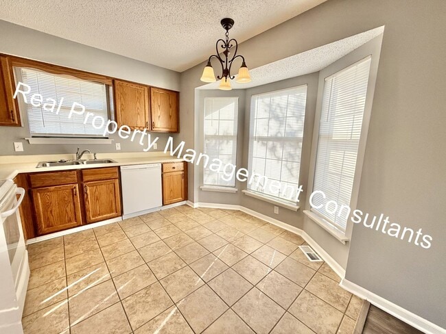 Building Photo - Lee's Summit 2 Bedroom Duplex
