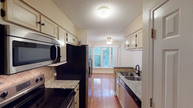 Building Photo - Wonderful Uptown renovated top floor condo!
