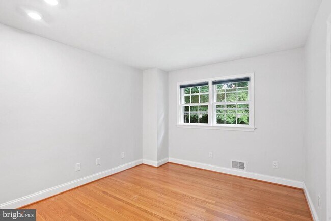 Building Photo - 7732 Canal Ct