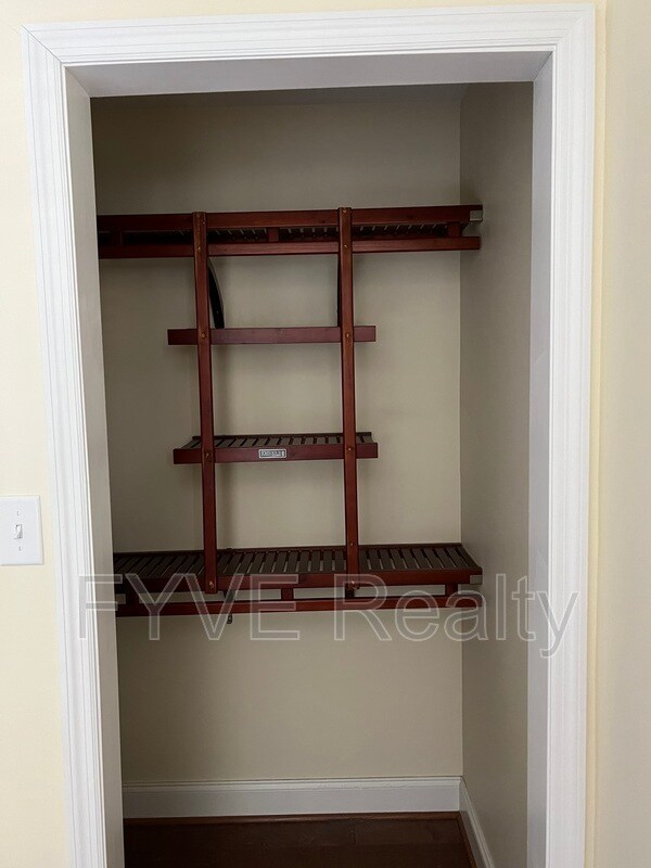 Building Photo - 7914 Gleason Dr