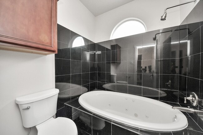 Building Photo - 2941 Clinton Dr