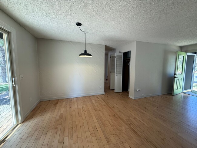 Building Photo - Beautiful 3 Bed/1 Bath Home with Large and Fenced Backyard - SE Bend