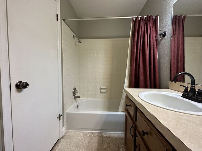 Building Photo - Beautiful 2BR Lakewood Condo with Modern C...