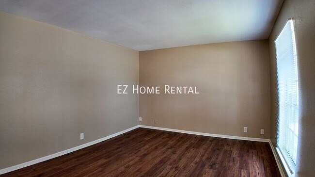 Building Photo - Price to Lease Fast! $899/mth!