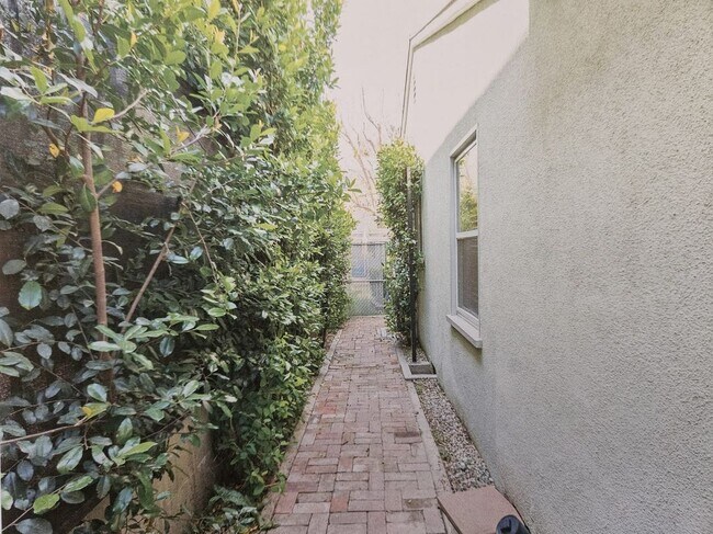 Building Photo - 11861 Laurelwood Dr