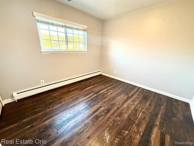 Building Photo - 2445 Torquay Ave