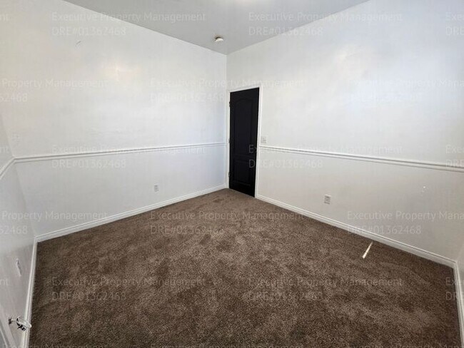 Building Photo - 3 bedroom/ 2.5 bathroom 2 story home.