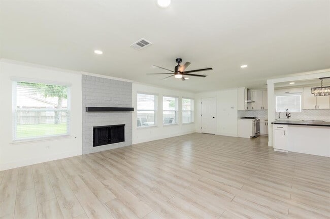 Building Photo - 2815 Field Line Dr