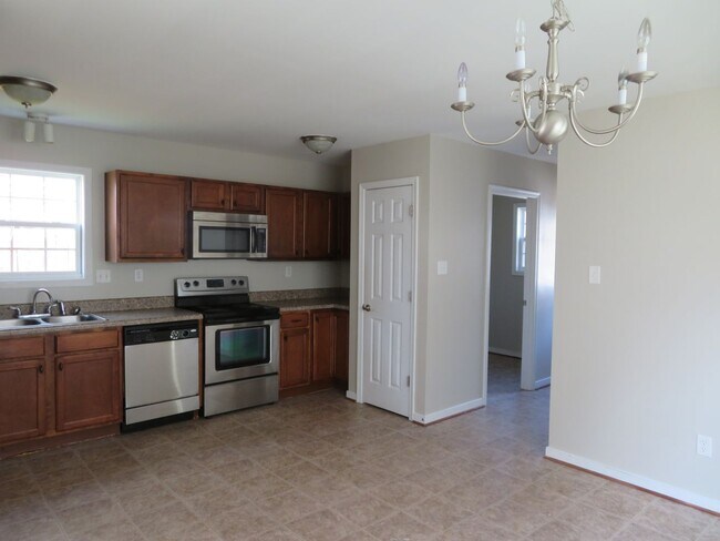 Building Photo - Colonial Heights