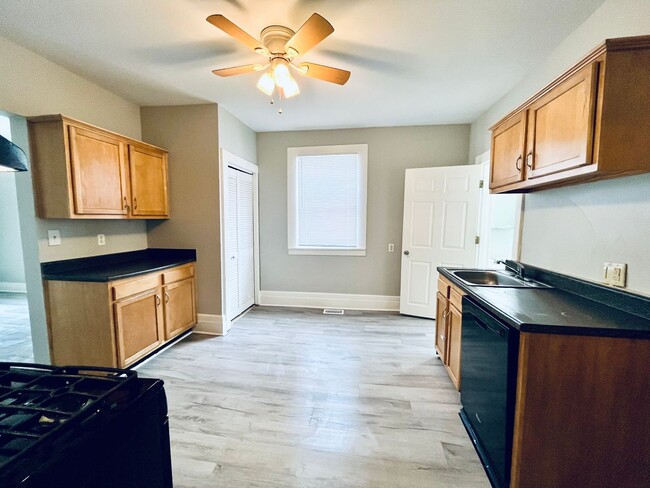 Building Photo - Updated three bedroom off Taylor Blvd!