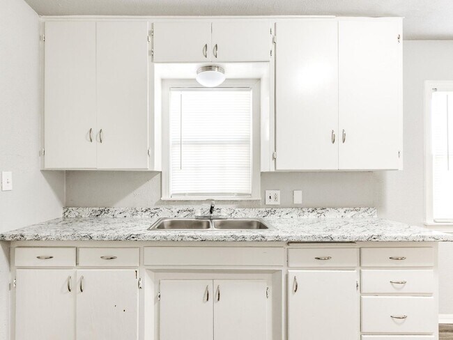 Building Photo - Charming 2 bed 1 bath home with many updates!