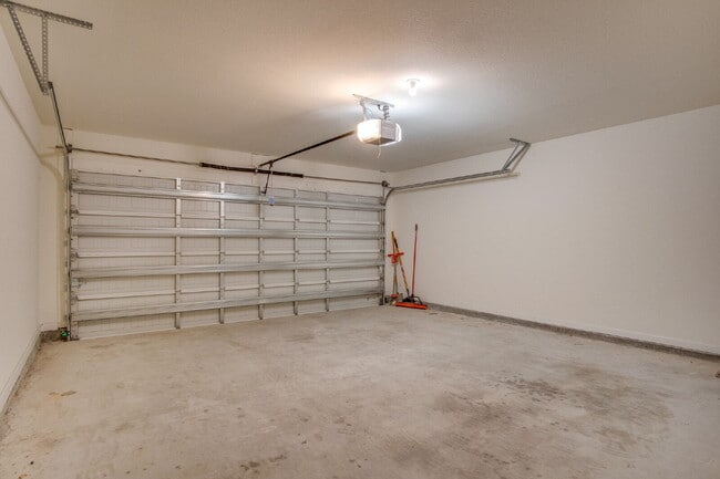 Building Photo - 3-Bed, 2-Bath Modern Home in Prime Locatio...