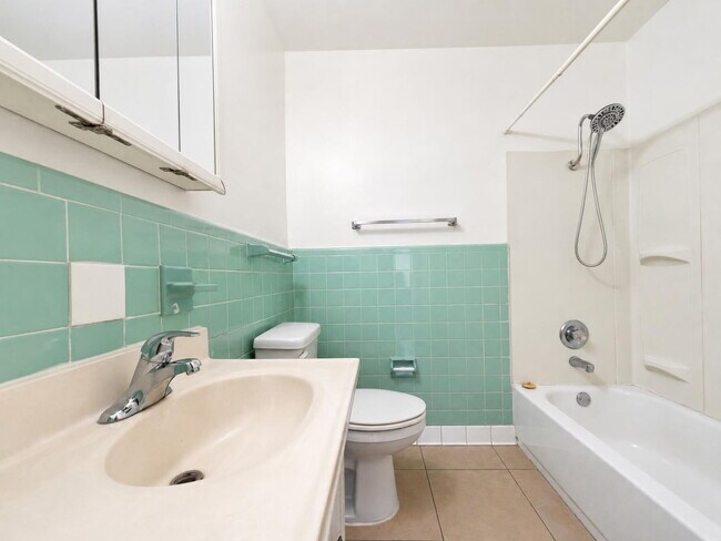 Building Photo - "Charming 3-Bed Oasis with Spacious Living in Fort Walton Beach!"