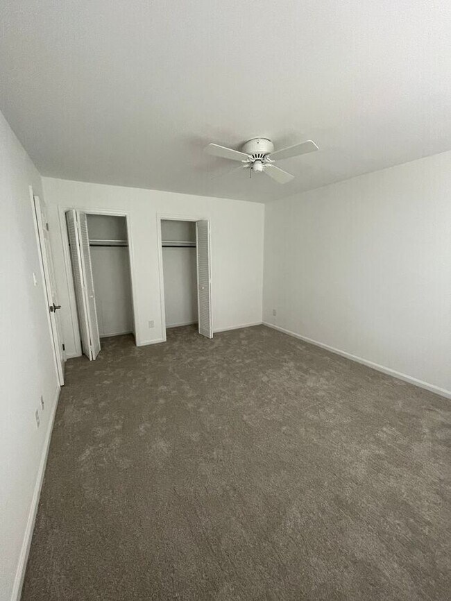 Building Photo - Beautiful 3-bedroom, 2.5 bath townhome in the highly desirable Governors Square subdivision.