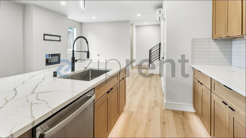 Building Photo - Unit