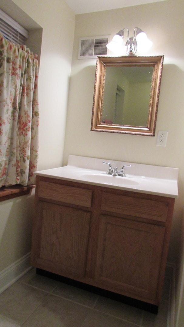 Building Photo - Amazing Rehab Townhome with Deck