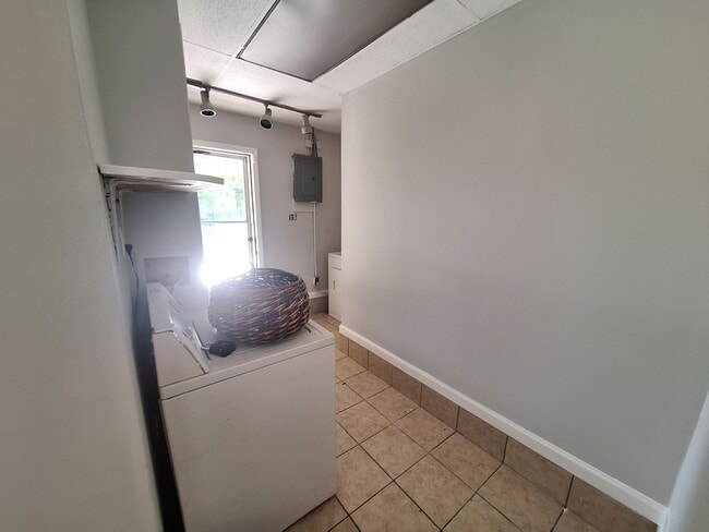 Building Photo - Charming 3 bedroom ranch