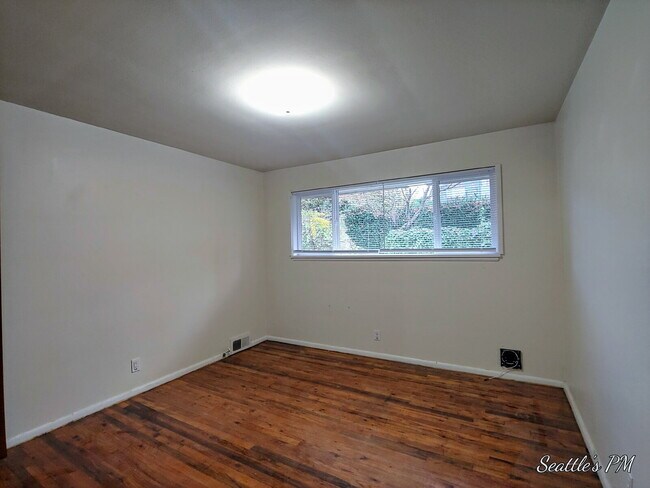 Building Photo - "Charming 2-Bed Retreat with Gleaming Hardwood Floors in Prime Seattle Location!"