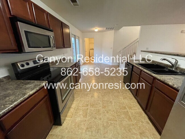 Building Photo - Great Location the spacious 3BR 3BA won't last long!