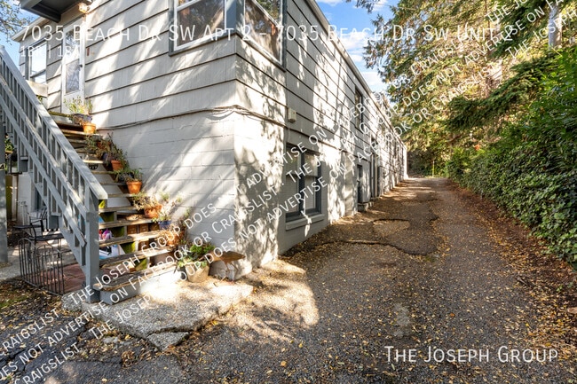 Building Photo - 7035 Beach Dr SW