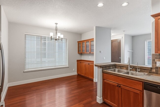 Building Photo - Just Listed!! 2 Bedroom, 2.5 Bathroom Townhouse in Arbor Villebois!