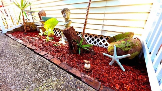 Building Photo - 611 Lyons St