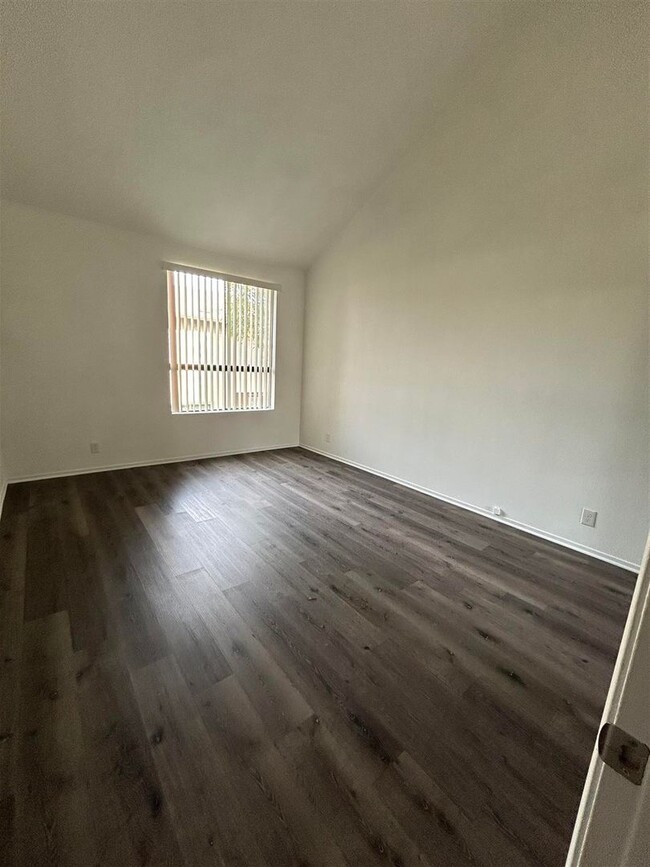 Building Photo - 2 story - 2 Bedroom, 1.5 baths Condo for r...