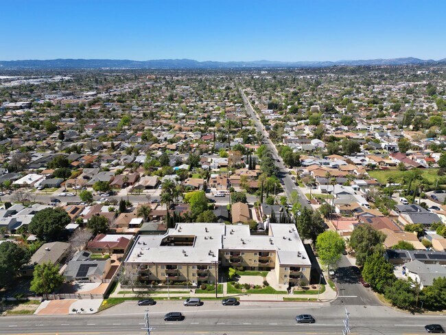 Building Photo - Great Sylmar Location-Upgraded 2/2 Apartment