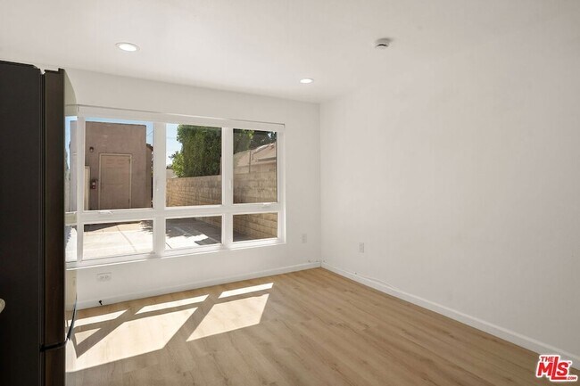 Building Photo - 435 W Elk Ave