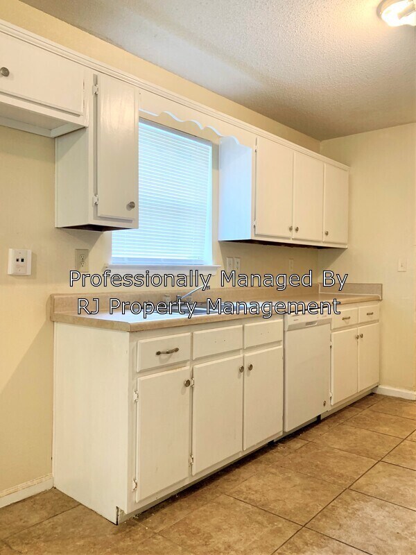 Building Photo - 4847 Royal Run Dr