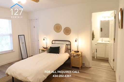 Building Photo - Conveniently Located Single Family Home with lots of space!