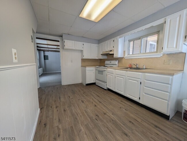 Building Photo - 596 S Main St