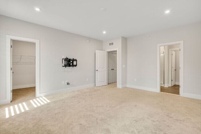 Building Photo - For Rent: Modern 3-Bedroom Condo in Richmond