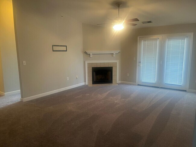 Building Photo - Great Townhome!