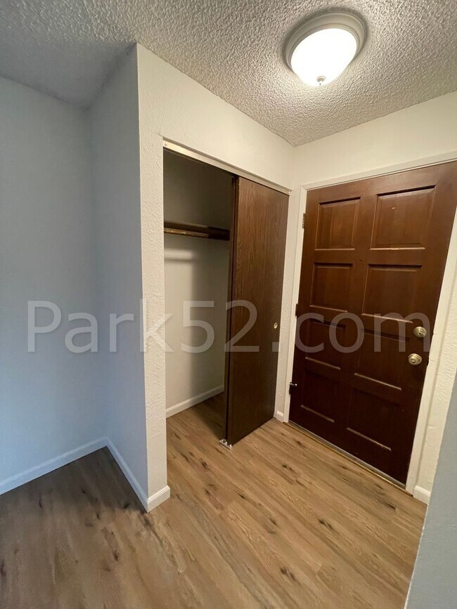 Building Photo - Fircrest Area 3 Bedroom Apartment