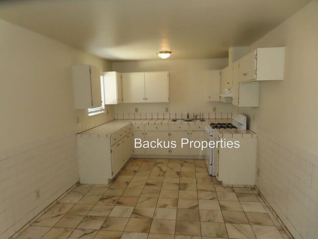 Building Photo - Newly renovated three bedroom duplex in Soledad