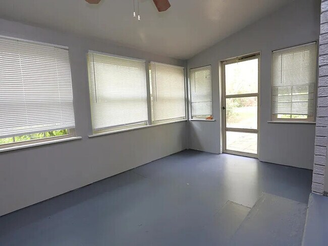 Building Photo - 3 bedroom 2 bathroom