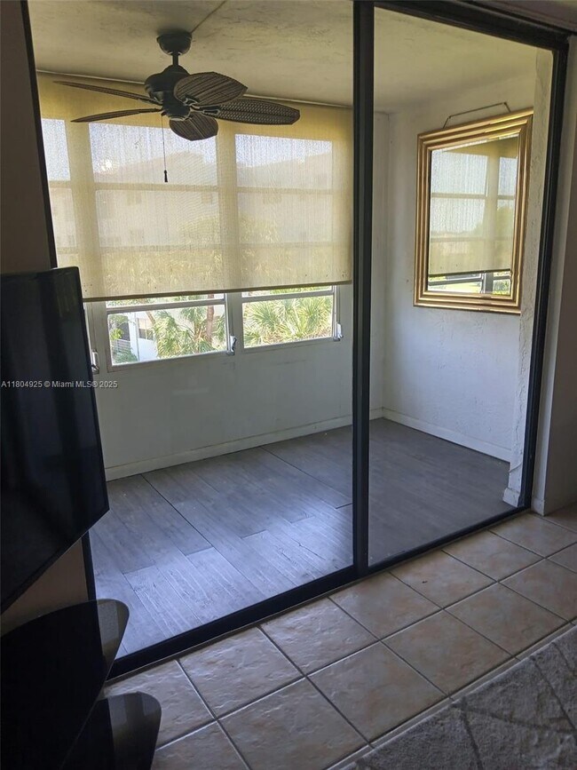 Building Photo - 2821 Somerset Dr
