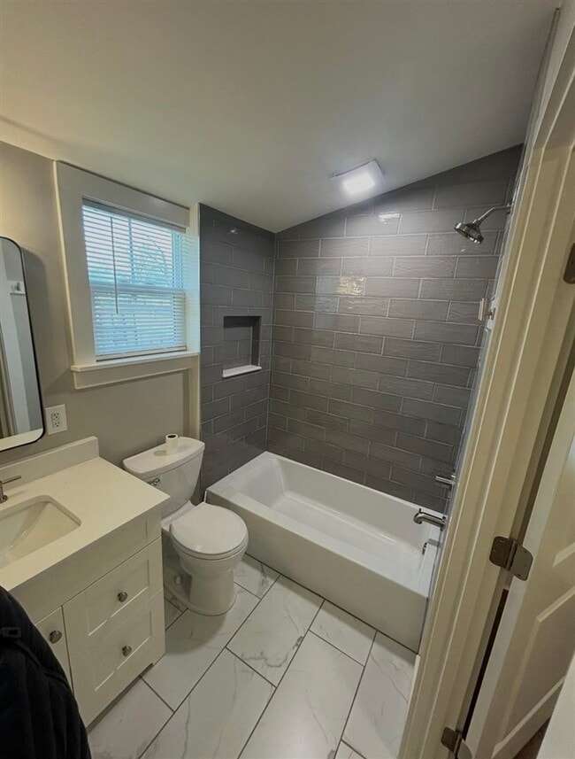 Building Photo - 875 Nutwood St