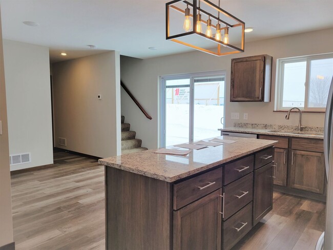 Building Photo - Middle Unit Townhouse